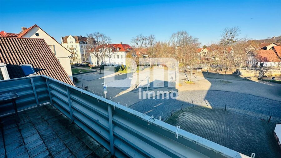Lagerhallen und Büroflächen 80 bis 1000 m² variabel aufteilbar in verkehrsgünstiger Lage - 2.OG Bürogebäude Betreiberwohnung Balkon